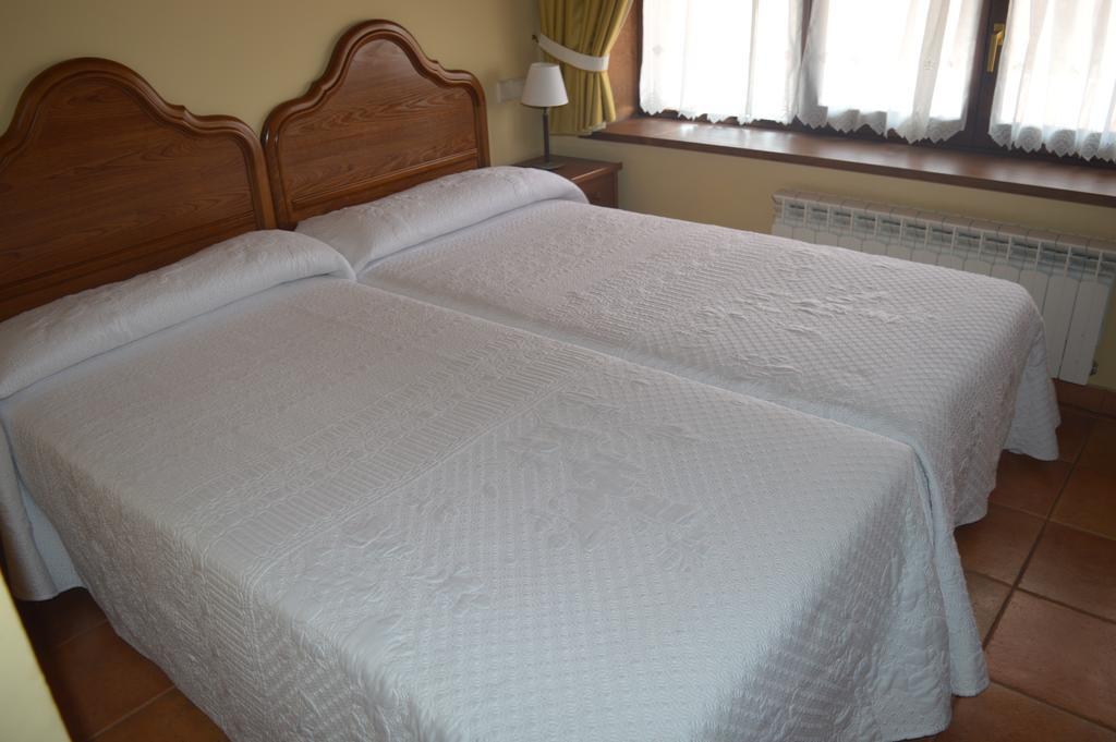 Hostal Revinuesa Esterno foto