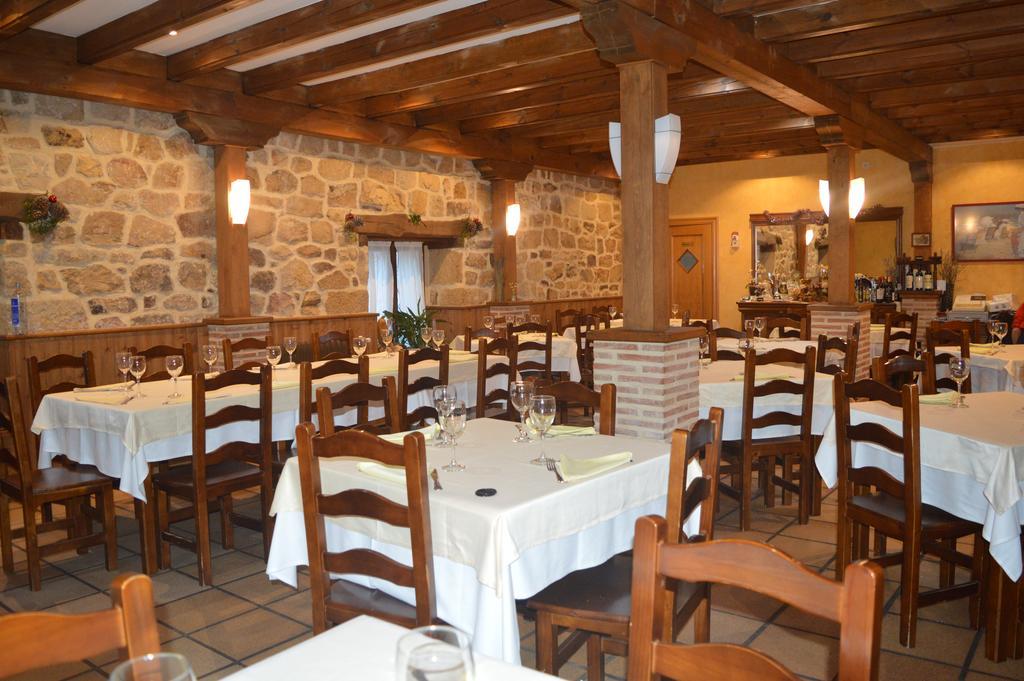 Hostal Revinuesa Esterno foto
