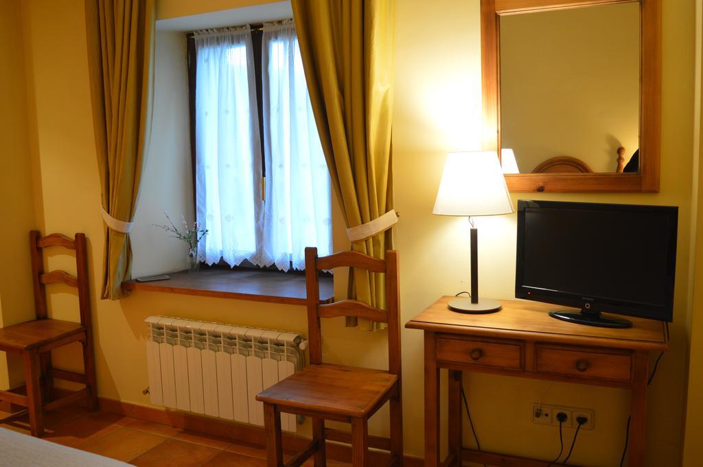 Hostal Revinuesa Esterno foto