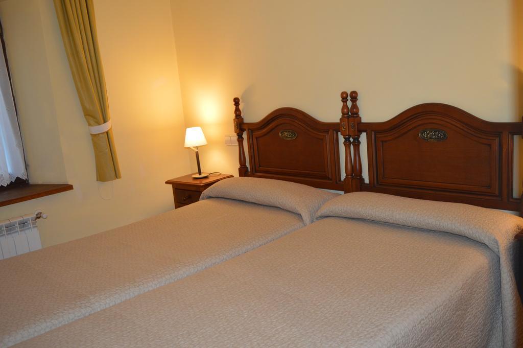 Hostal Revinuesa Esterno foto